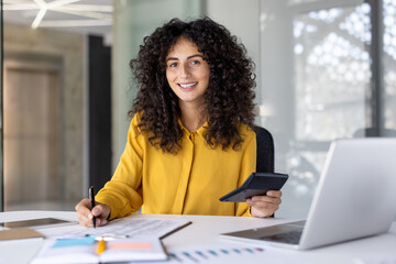 businesswoman-smiling